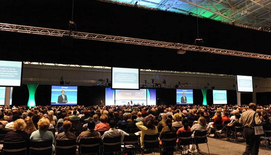 Sala konferencyjna pełna osób uczęszczających w kursie językowym.