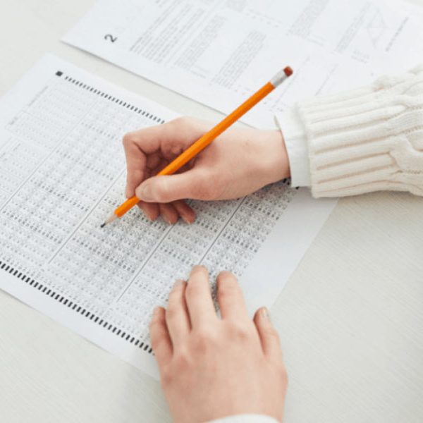 Osoba wypełniająca test podczas uczęszczania na kursy językowe oława.